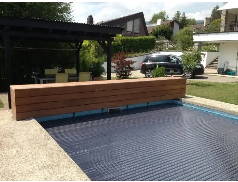 Lameldækning til pool – mørkeblå ribbet overflade, træbænk ved siden af, 60 x 14 mm