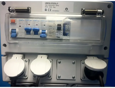 Grått plast elskåp med jordfelsbrytare Plejd-styrning och uttag