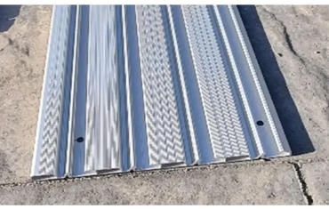 Silvrig metallisk pooldeckramp för pooltak Nivokit Galant med extra skenor