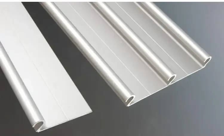 Aluminiumsprofiler til ekstra skinner – sølvfarvet aluminium, reflekterende overflade, riflet overflade