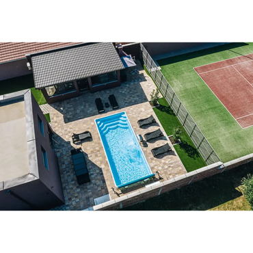 Rektangulär blå Glasfiberpool Aruba 700 med kakelkanter och vattenripplor