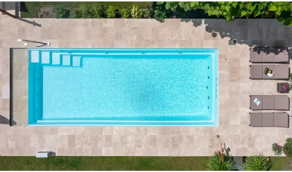Rektangulær pool – moderne design, høj vandlinje, skrånende bund