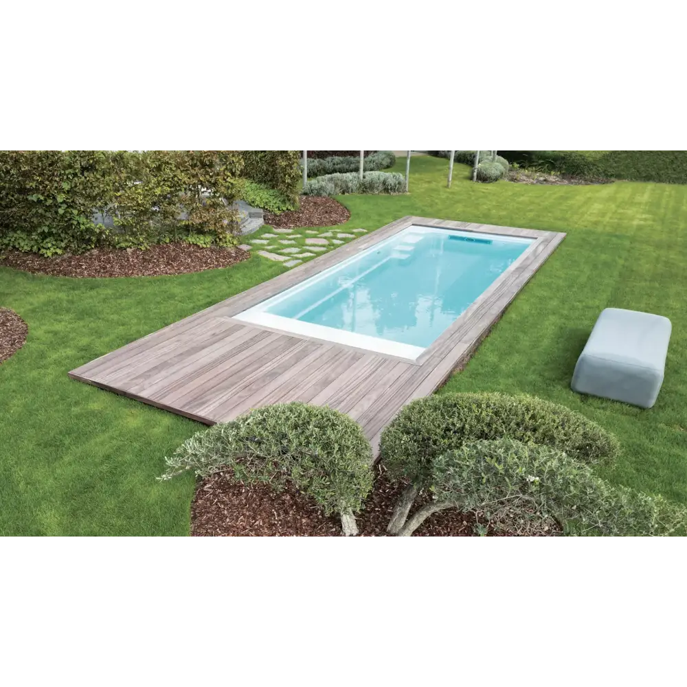 Leisurepools Encore med raka linjer för smala tomter, rektangulär pool med klart blått vatten