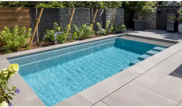 Stilren pooldesign med klart blått vatten i Leisurepools Linear