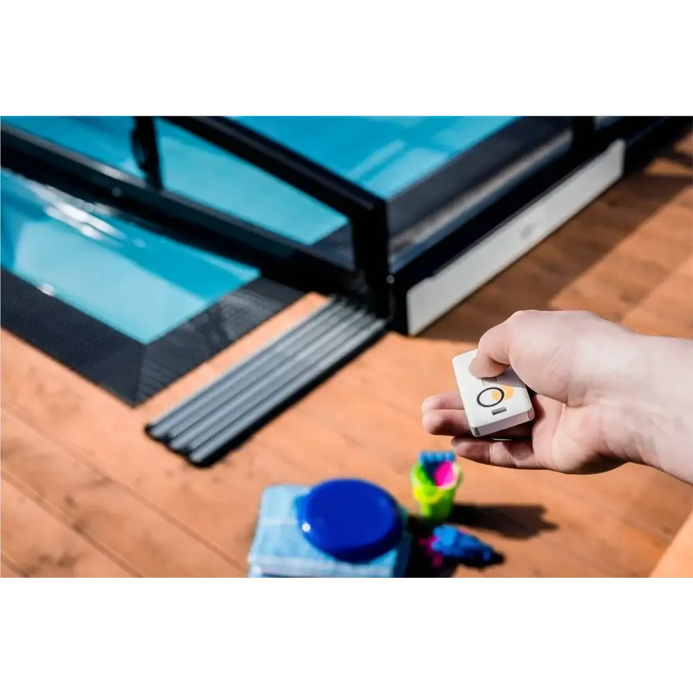 Vit Moover solcellsdriven elmotor med rektangulär fjärrkontroll och gul accent