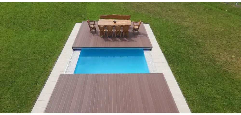 Rektangulär blå pool med trädäck, bygg pool med Nivo Deck, finns tillgängligt