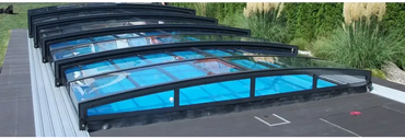 Pooltaket Special med RAL7016 antracit profiler, svart ramad glastak med valvdesign