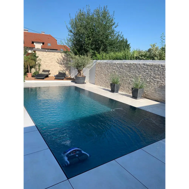 Blå och vit robotisk poolrengörare i Pooltime Exclusive Overflow PP Pool