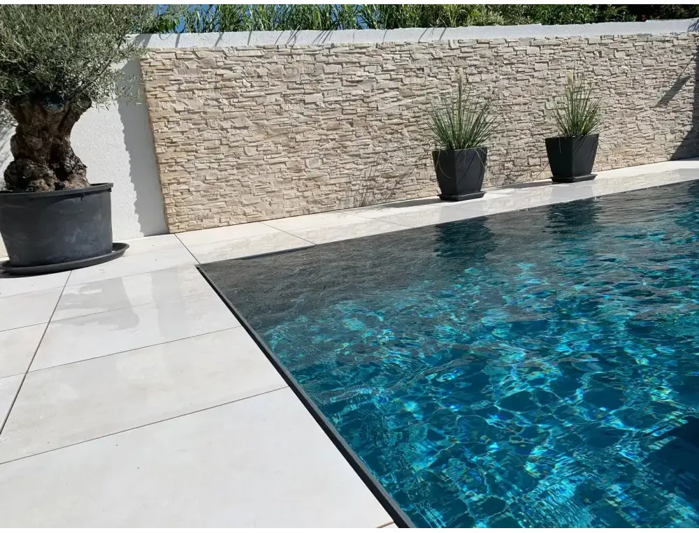 Exklusiv overflow pp pool med kristallklar turkos design