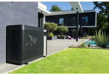 Zodiac Z250iQ MD5 13kW svart rektangulär värmepump bredvid modernt hus