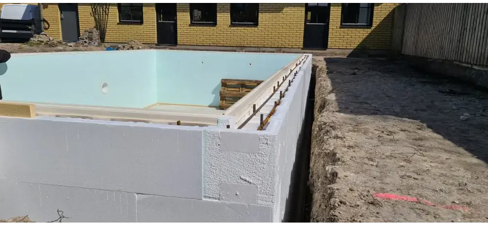 Vit Thermopool Premium isolering med blå mosaik och silverkant för poolgrund