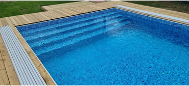 Thermopool Premium med blå mosaikplattor och silverkant, trädäckskant