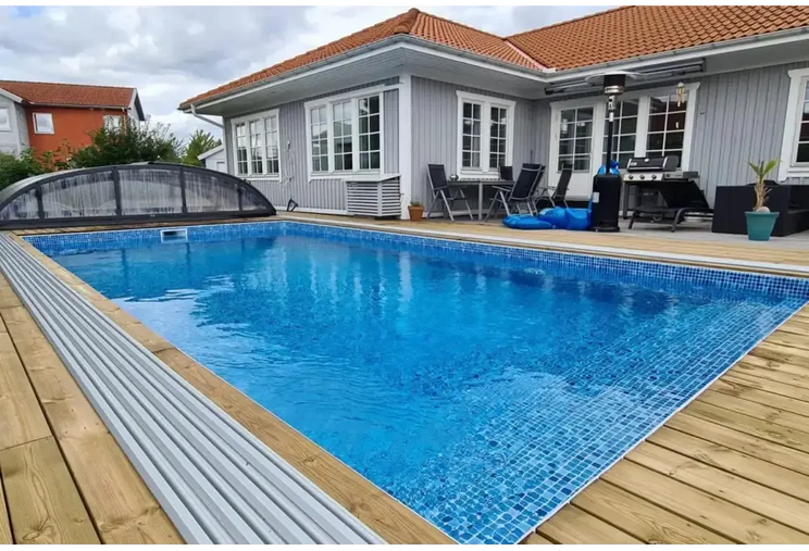 Inbyggd rektangulär pool med blå mosaik och trätrall, Thermopool Premium Plus