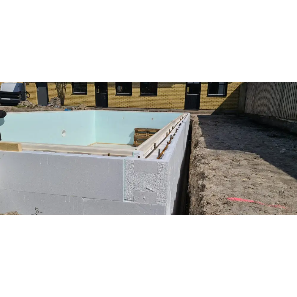 Vit isolerad betonggrundvägg med ljusblå interiör i Thermopool Standard