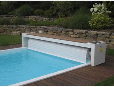 Vit garageport med 60x14mm lameller från Topmoov Ovanmark, vit pooltäckning och solpanel