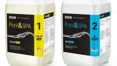 To hvide plastdunke mærket Pool & Spa – sorte, gule og blå etiketter med bølgemønster
