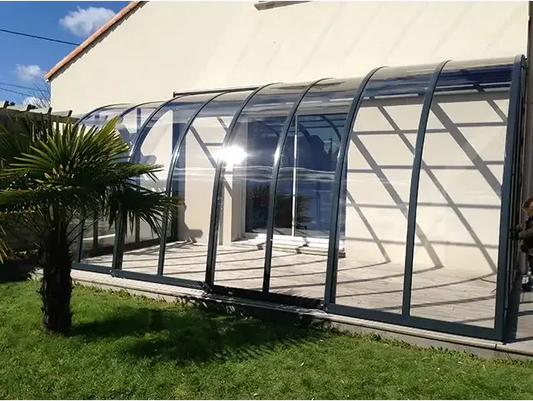 Terrasseoverdækning – sort ramme, buet tag med klare paneler, til pool og terrasse
