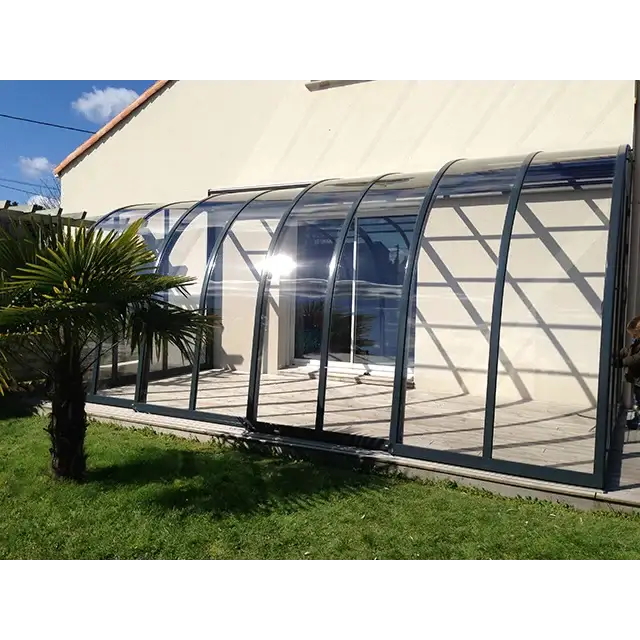 Svartramad altantak terasstak med valvande glas för pooltak