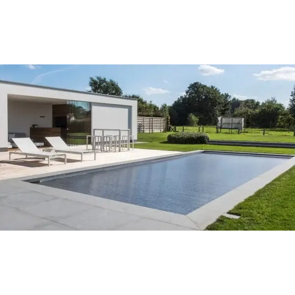 Modern rektangulär pool med mörkblå kakel och Aquatop nersänkt 60x14mm överdrag