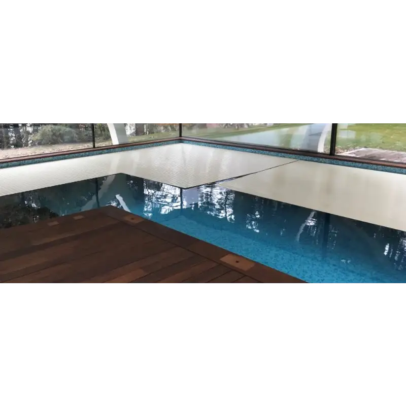 Vit pooltäckning med texturerad yta, blå kant och synligt värmesystem 60x14mm över blå pool