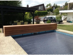 Lameldækning til pool – mørkeblå ribbet overflade, træbænk ved siden af, 60 x 14 mm