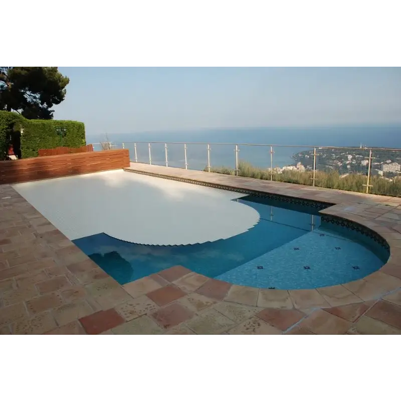 Vit pooltäckning med vågkant över blå kakelpool, 60x14mm lameller ljusbrun finish