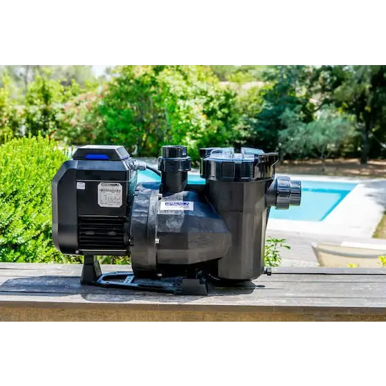 Astralpool Victoria+ Silent VS 1 HP svart pump med blå accent