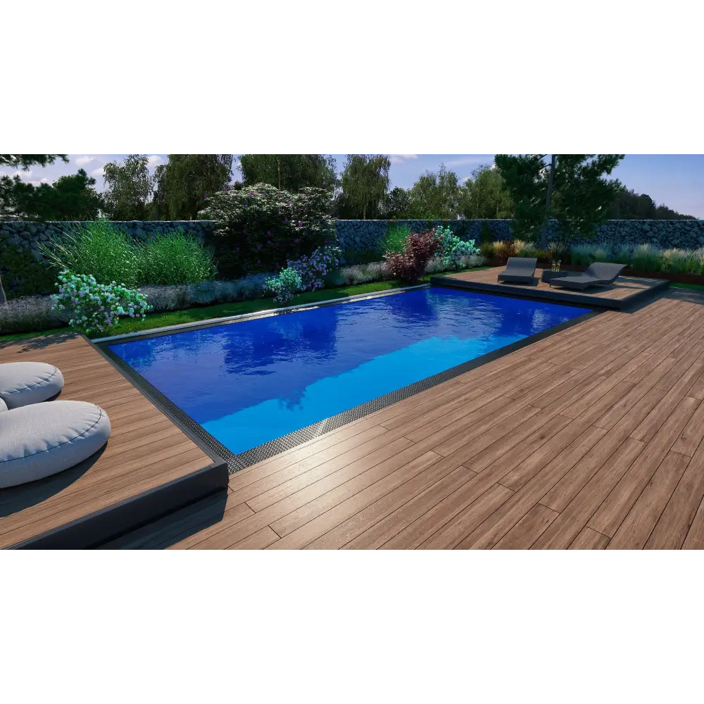 Rektangulär mobil poolterrass med blåvatten, grå kant och Bergen deck i grönska