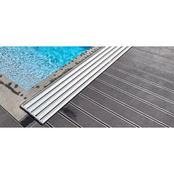 Silvrig metallisk pooldeckramp med extra skenor och ribbad textur