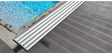 Silvrig metallisk pooldeckramp med extra skenor och ribbad textur