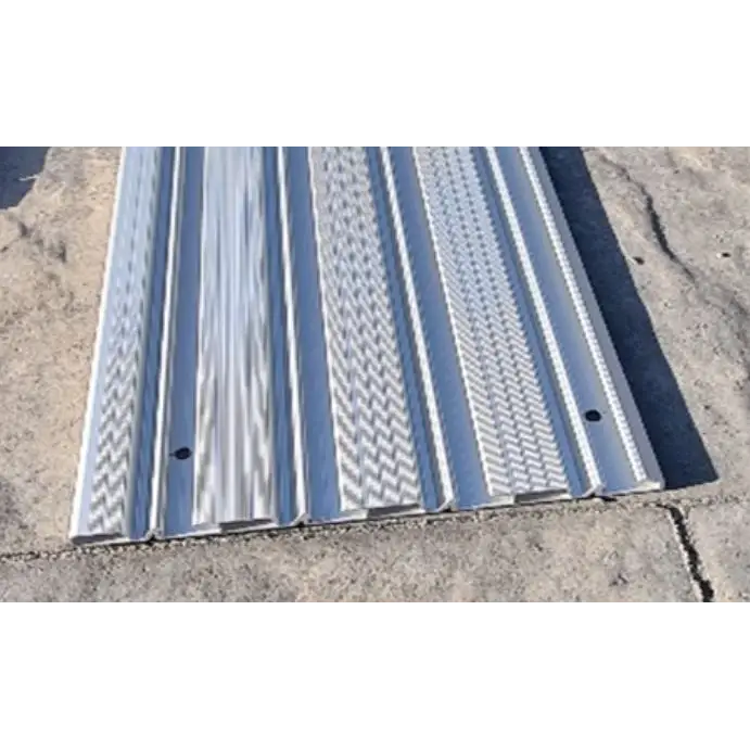 Silvrig metallisk pooldeckramp för pooltak Nivokit Galant med extra skenor