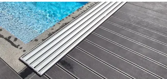 Sølvfarvet poolterrasserampe i metal – ribbet overflade, ekstra skinner, til Nivokit Galant-pooltag