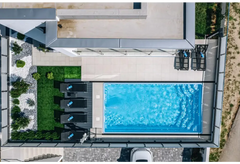 Aruba-glasfiberpool – rektangulær form, blå overflade, klart vand, flisekanter