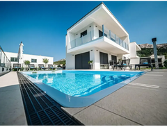 Aruba-glasfiberpool – moderne design, glasværn, blå overflade