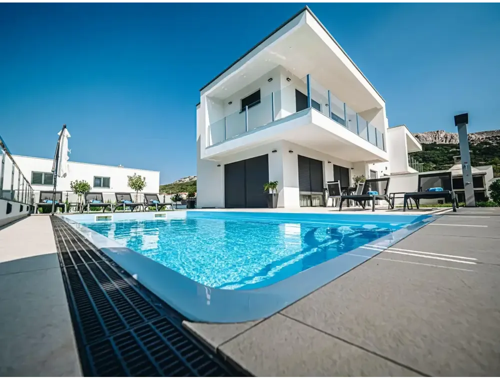 Aruba-glasfiberpool – moderne design, glasværn, blå overflade