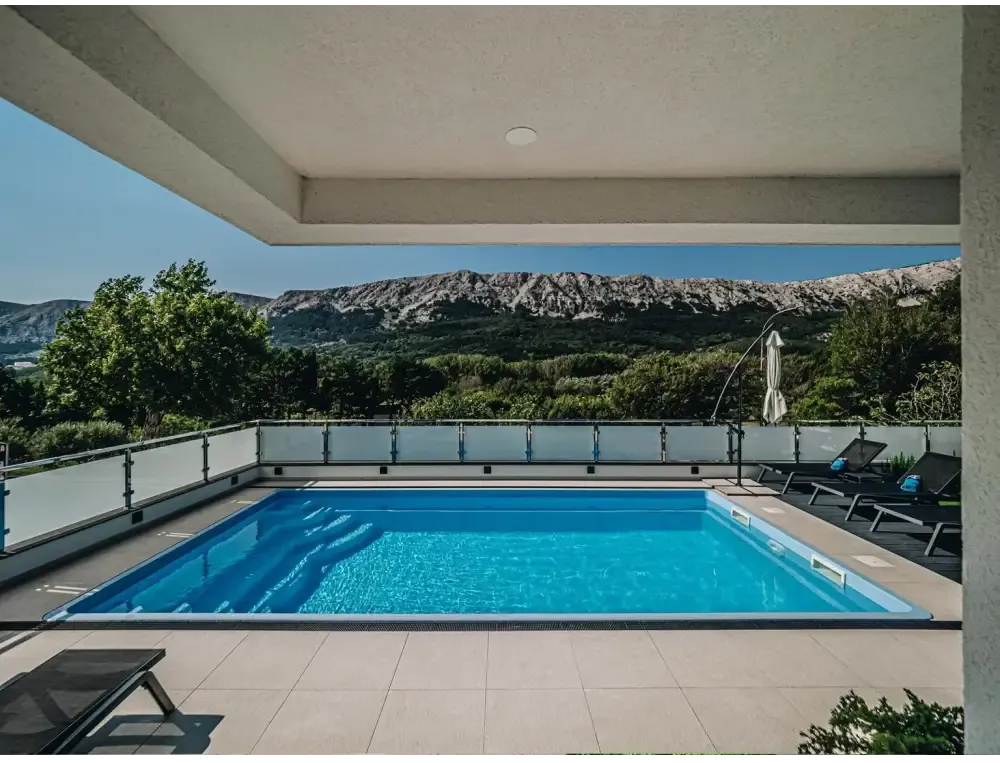 Aruba-glasfiberpool – rektangulær form, blåt vand, grå kanter