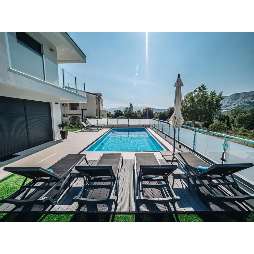 Rektangulär blå Aruba Plus trädgårdspool 8x3,7x1,5m med klart vatten och glasräcke