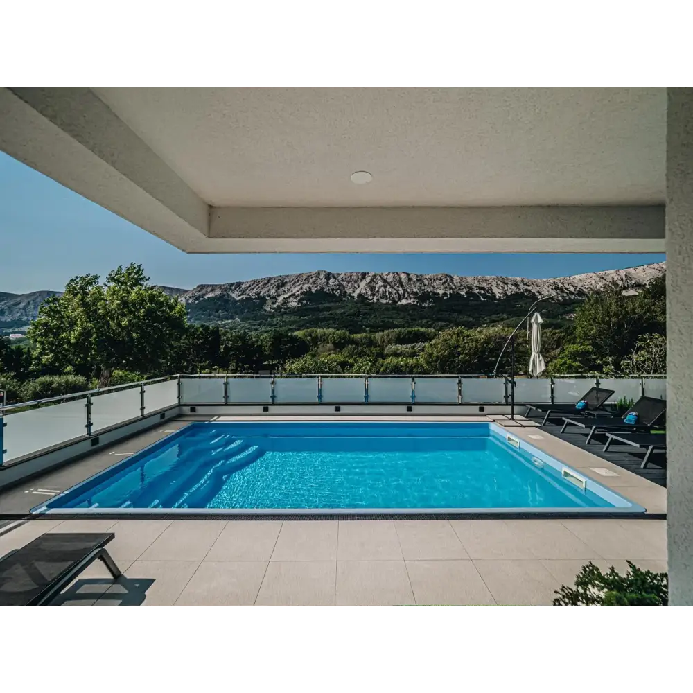 Glasfiberpool Aruba Plus 8x3,7x1,5m med klarblått vatten och grå kant