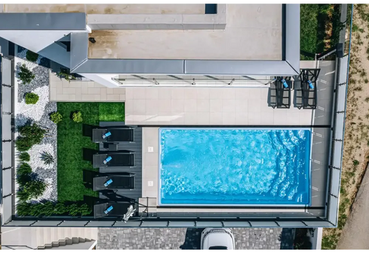 Aruba Plus-glasfiberpool – rektangulær form, klart blåt vand