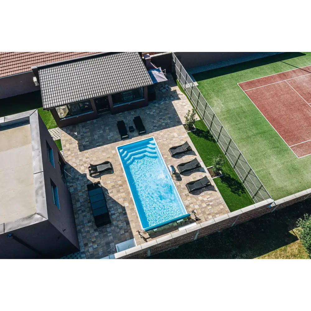 Rektangulär blå Aruba Plus trädgårdspool 8x3,7x1,5m med kakelkanter och vattenripplor