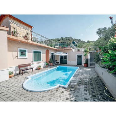 Glasfiberpool Aves 800 med romersk trappa, blåvatten och vita kakelkanter