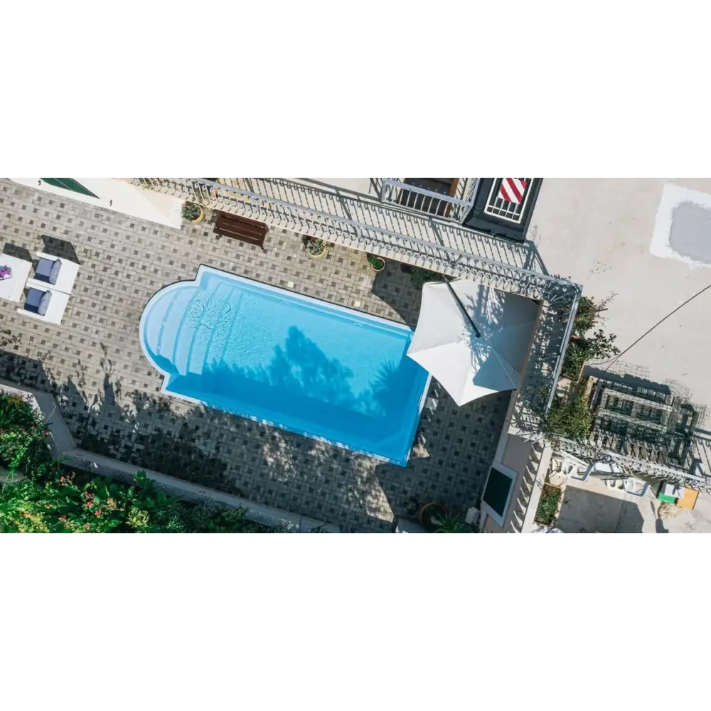 Blå glasfiberpool Aves med romersk trappa och arkad ände