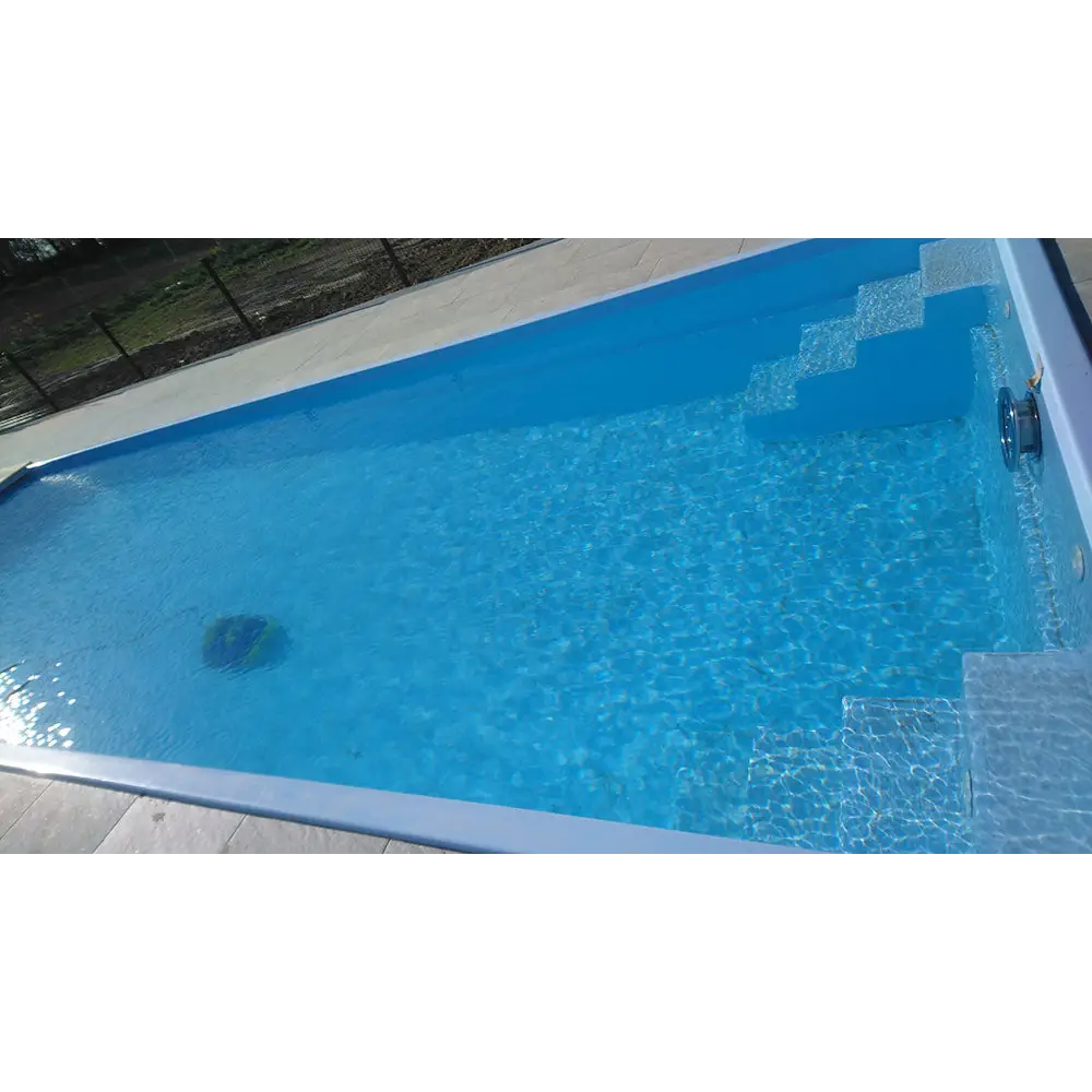 Klar blå Bahama trädgårdspool med kaklade steg och flytande leksak