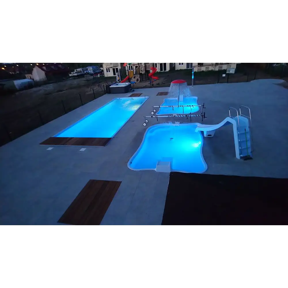 Blå upplyst Bahama trädgårdspool med rutschkanor och vattenfall, 11,10m x 3,75m x 1,50m