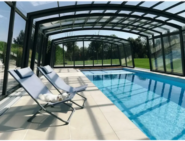 Bahama-glasfiberpool – lænestol med lyseblåt stofbetræk og metalramme