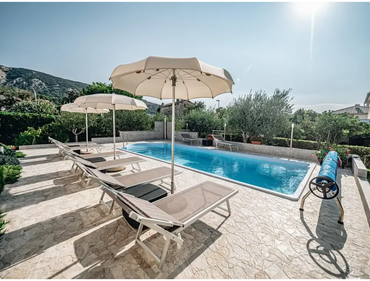 Barbados-glasfiberpool – beige parasol i stof med metalstel, til særlige arrangementer