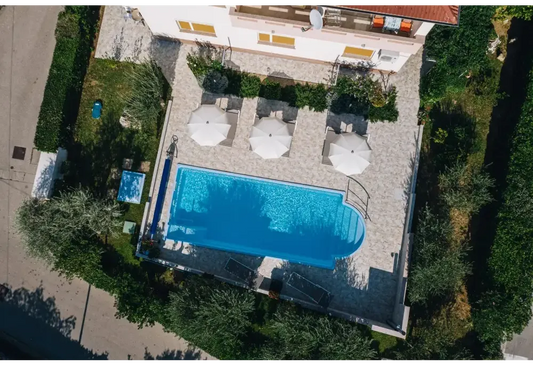 Barbados-glasfiberpool – rektangulær form, blå overflade, til særlige arrangementer