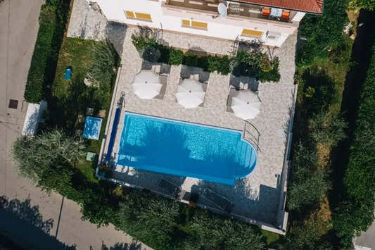Barbados-glasfiberpool – rektangulær form, blå overflade, til særlige arrangementer