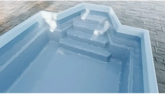 Grenada-glasfiberpool – spændende form, behagelige siddepladser, lyseblå overflade
