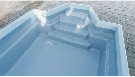 Grenada-glasfiberpool – spændende form, behagelige siddepladser, lyseblå overflade